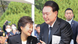 국립서울현충원에서 열린 박정희 전 대통령 서거 제44주기 추도식에 참석한 윤석열 대통령과 박근혜 전 대통령 (사진=대통령실통신사진기자단, 연합뉴스)