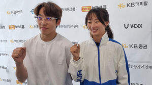 포즈 취하는 남자 박지원&middot; 여자 박지원