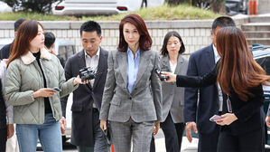 노소영 관장, 이혼 소송 항소심 출석