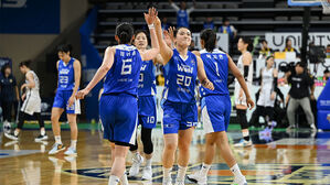 결승 골을 넣고 기뻐하는 우리은행 이명관(20번) (사진=WKBL 제공, 연합뉴스)