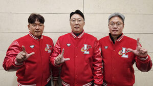 SSG 랜더스에 합류한 윤요섭 배터리코치, 배영수 투수코치, 강병식 타격코치(왼쪽부터) (사진=SSG 랜더스 제공, 연합뉴스)