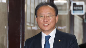 사무실 들어가는 윤재옥 원내대표