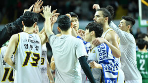 승리한 LG 선수들 (사진=KBL 제공, 연합뉴스)