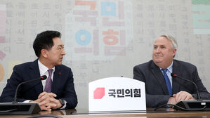 국회 당 대표실에서 만나고 있는 김기현 국민의힘 대표와 인요한 혁신위원장 (사진=공동취재, 연합뉴스)