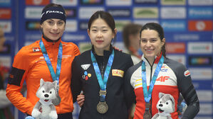스피드스케이팅 월드컵 4차 대회 여자 500ｍ 금메달을 따낸 김민선(가운데) (사진=EPA, 연합뉴스)