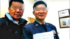 중국과 전쟁시 투항한다는 서약서를 든 샹더언 타이완 육군 상교 샹더언(우측) (사진=타이완 자유시보 캡처, 연합뉴스)