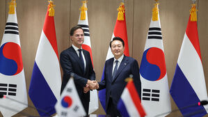 기념 촬영하는 한국-네덜란드 정상 (사진=연합뉴스)