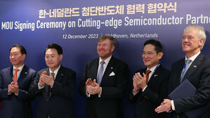 ASML 본사에서 열린 한국-네덜란드 첨단 반도체 협력 협약식을 마친 뒤 기념 촬영을 하고 있는 윤석열 대통령 (사진=공동취재, 연합뉴스)