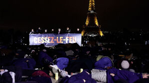 [월드리포트] "기억하기 위해서"…에펠탑 조명 아래 누운 사람들