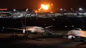 일본 하네다공항 3터미널 전망대에서 촬영한 항공기 화재 사진 (사진=독자 제공, 연합뉴스)