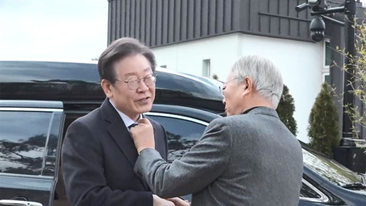 이재명 대표 피습 부위 살피는 문재인 전 대통령