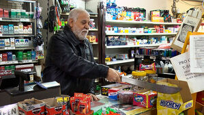 [월드리포트] "펄쩍 뛰더니 울더라" 10대 강도들에게 가게 주인이 꺼내든 것