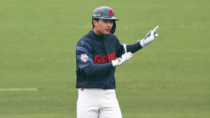 롯데 윤동희, 지바롯데 사사키 강속구 받아쳐 2루타…팀은 패배