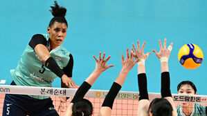 여자배구 GS칼텍스, 기업은행 꺾고 봄 배구 희망 살려