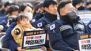 순직 소방관 애도하며 소방관 수백 명 궐기대회