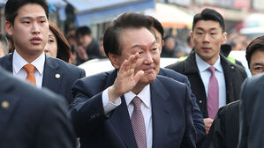 윤 대통령, 서산 동부 전통시장 방문&hellip;대선후보 이후 2년만