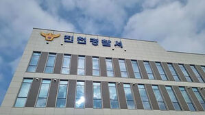 "차량 떠있다" 저수지에 절반 잠긴 채&hellip;불에 탄 흔적