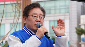 이재명, 선거운동 첫 주말 '접전지' 서울 한강벨트 집중 공략