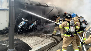 강원 속초 오토바이 가게에 불…2명 병원 이송