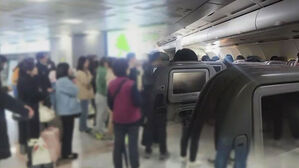 106명 태운 여객기서 이륙 직전 '불꽃'&hellip;한밤중 운항 취소