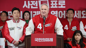 사전투표 독려 나선 인요한…"잘못 인정, 방향 바꿀 용기 있어"