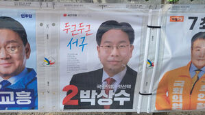 중학생이 총선 후보자 벽보 우산으로 훼손&hellip;"장난삼아"