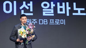 알바노, 프로농구 최초 '외국 국적 MVP' 수상