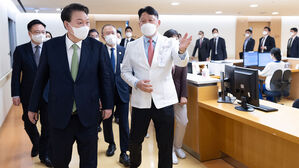 윤 대통령 "의사단체 나뉘어 대화 쉽지 않아…뭘 지원해야 할지 말해달라"