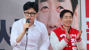 한동훈 "파렴치 잡범 조국, 감옥서 영치금 뜯어내고 책 팔 것"