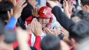 SSG 최정, 이승엽 감독 앞에서 463호 홈런&hellip;통산 홈런 신기록 -5