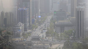 [날씨] 답답한 뿌연 하늘…영동·경북 황사 경보 '주의'