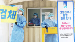 코로나19 사실상 엔데믹…5월부터 병원서도 마스크 의무 해제