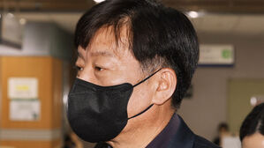 경찰, '함정 도입 비리' 전 해경청장 구속영장 신청