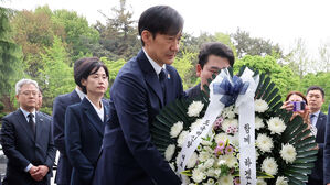 조국, 채 상병 모교서 헌화…"윤 대통령은 특검 거부 말라"