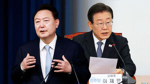 영수회담 조율 착수…'25만 원 지원금' 두고 여야 대립