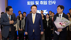 윤 대통령 배웅 속 떠난 이관섭 실장&hellip;'마이웨이' 울려퍼진 퇴임식