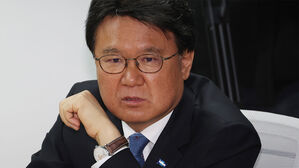 조국혁신당 첫 원내대표에 황운하&hellip;만장일치 선출