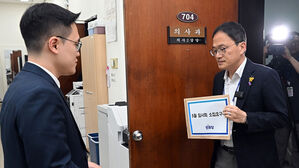 민주당 '5월 국회 소집'&hellip;국민의힘 "협치 파괴"