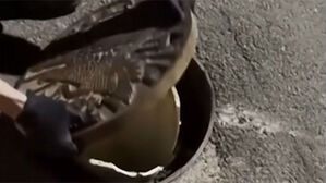 휴대폰 끄고 사라진 20대&hellip;맨홀 뚜껑 사이 '손가락'