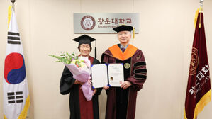 광운대, 어려운 학생에 선행 베푼 권순단 대표에 명예학사 학위 수여(사진=광운대 제공)