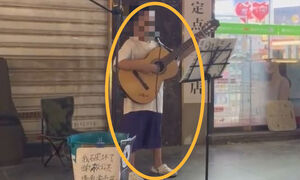 버스킹으로 학교 담벼락 복구비용 번 8살 중국 소년(사진=중국 웨이보 캡처)？