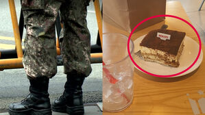 육군 현역병에 케이크 건넨 시민(사진=페이스북 '육대전')