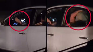 발로 핸들 잡고 손엔 아령 들고 도로 질주 중인 운전자(사진/영상=보배드림 인스타그램)