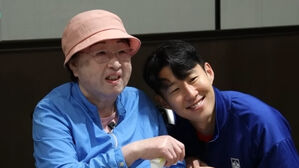 손흥민과 '흥민 바라기' 루이소체 치매 할머니의 감동 상봉 현장(사진=유튜브 'KFATV_대한민국 축구 국가대표팀' 영상 캡처)
