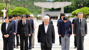 해단 하루 앞둔 5&middot;18 조사위, 민주묘지 참배