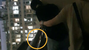 투신하려던 10대 구조 위해 설득하는 경찰 위기협상 전문요원.(사진=서초경찰서 제공, 연합뉴스)