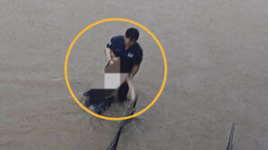 폭우 속 중랑천에 뛰어든 시민 구조한 경찰(사진=중랑경찰서 중화지구대 제공)