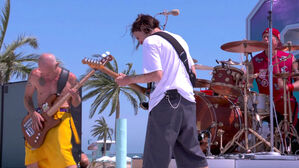 [올림픽] LA 해변 배경으로…레드 핫 칠리 페퍼스의 공연 (파리 2024 폐회식)