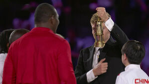 [올림픽] '수영 영웅'이 들고온 성화…입김 불어 소화 (파리 2024 폐회식)