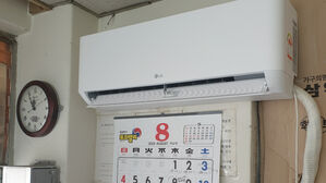 부산 동구 좌천동 동원드림타운 아파트 경비실에 설치된 새 에어컨(사진=연합뉴스)